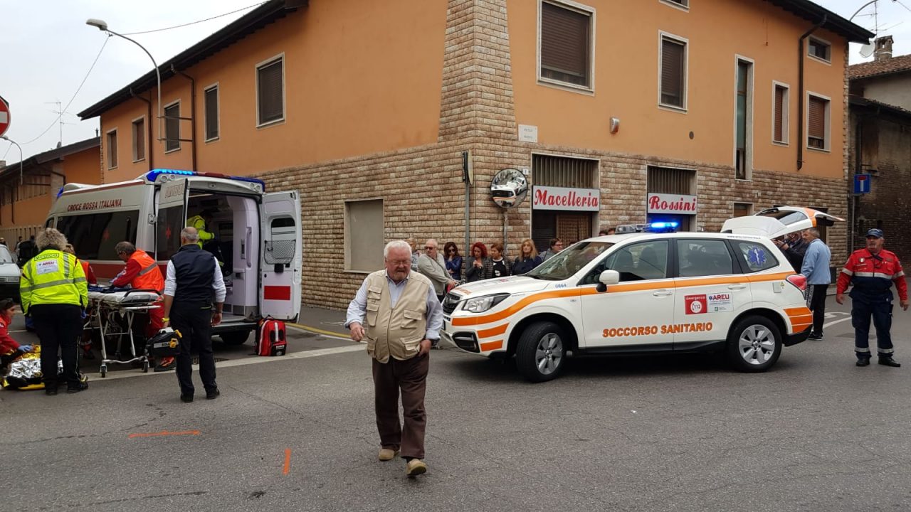Incidente a Mozzanica, furgone si schianta in curva FOTO