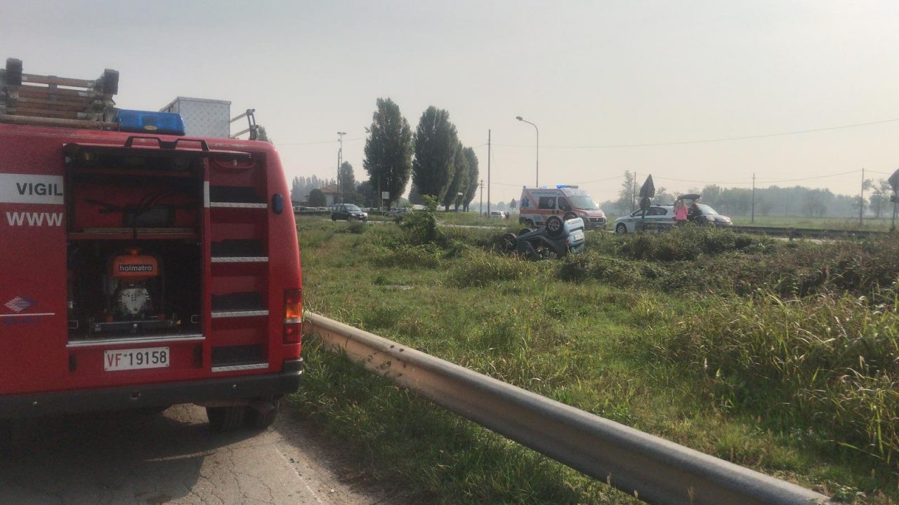 Smart si ribalta sulla Rivoltana, illese le persone a bordo FOTO