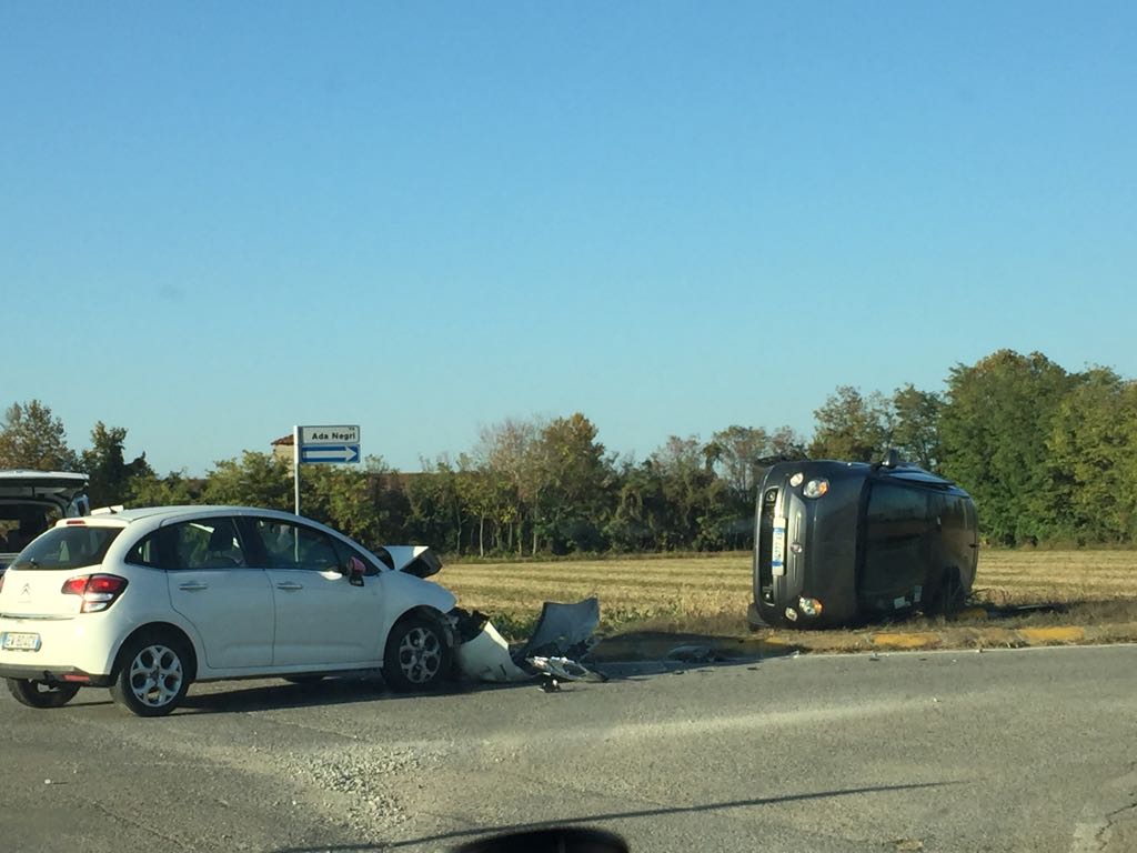 Auto ribaltata in via Pontirolo, soccorsi in azione