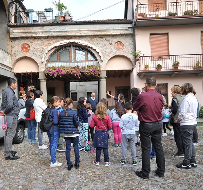 Alla scoperta del paese che fu, bambini e anziani uniti dalla fotografia
