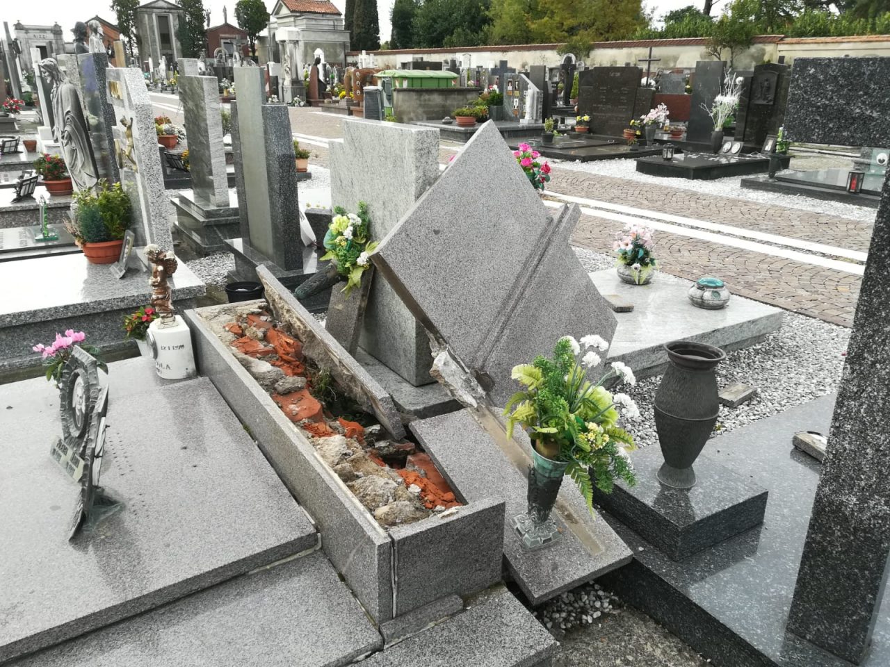 Maltempo Fara d’Adda, scoperchiate anche le tombe al cimitero FOTO
