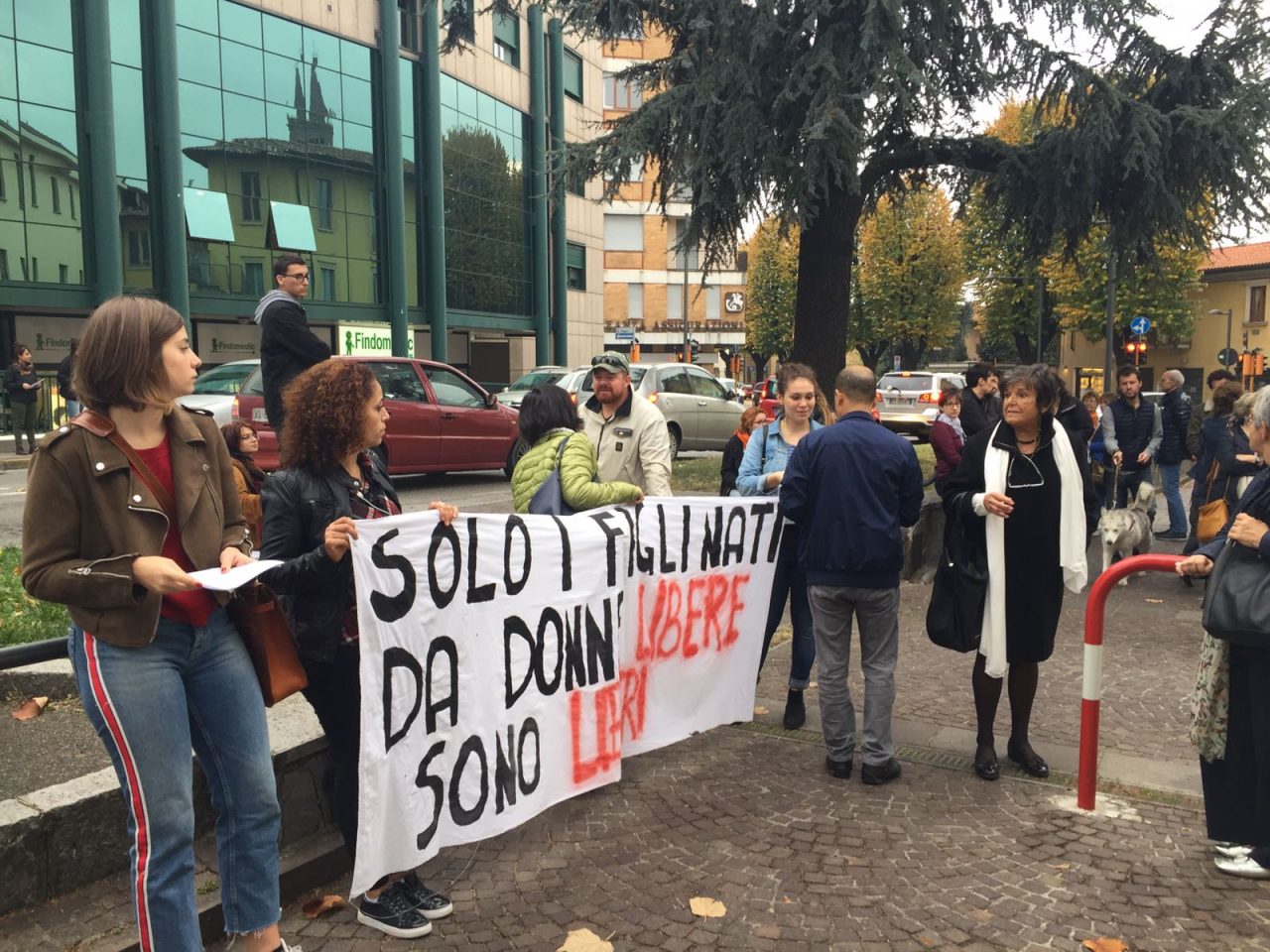 Convegno anti abortista a Treviglio, scatta la protesta: “Giù le mani dalla 194”