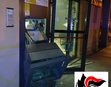 Esplosione in piena notte, e i ladri scappano con i soldi del bancomat