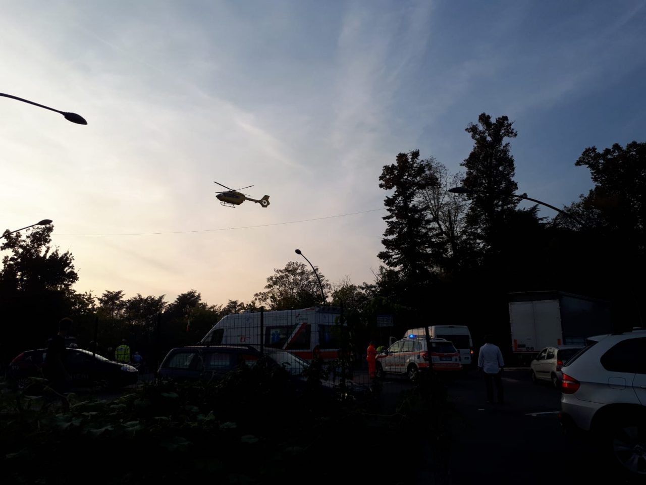 Cade dalla bici, anziano batte la testa e arriva l’elisoccorso FOTO VIDEO