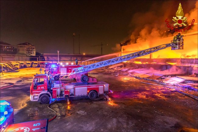 Incendi rifiuti, aria irrespirabile a Milano
