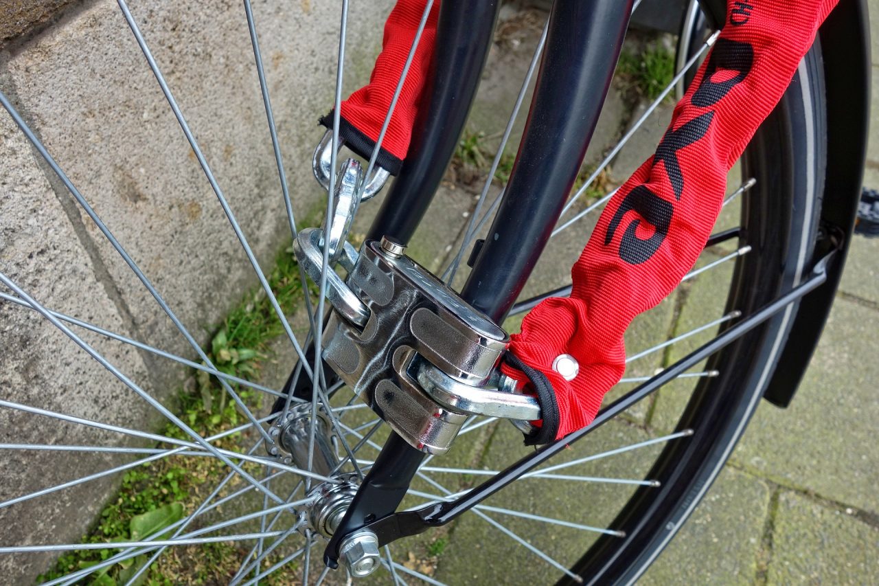 Ruba la bici nel cortile sbagliato