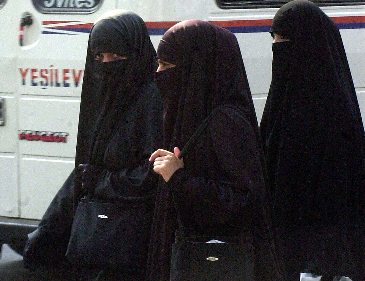 “No al velo islamico se rende irriconoscibili le madri al ritiro dei figli da scuola”