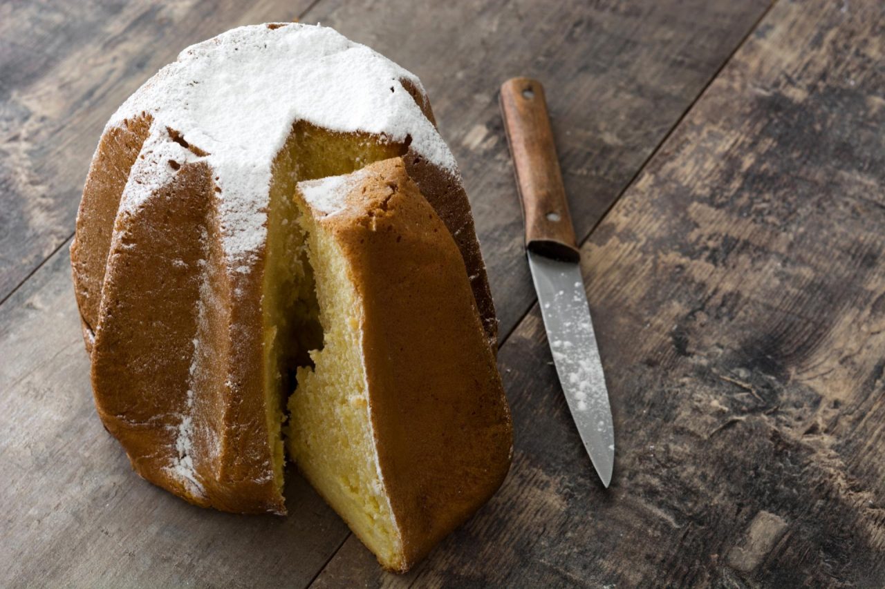 Niente pandoro in mensa ai bambini che non pagano. Che caos a Corsico VIDEO
