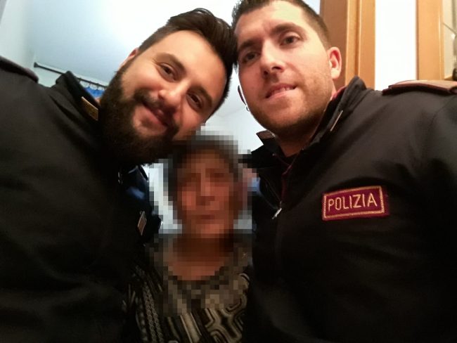 Anziana sola chiama la polizia: due agenti le fanno compagnia per un tè