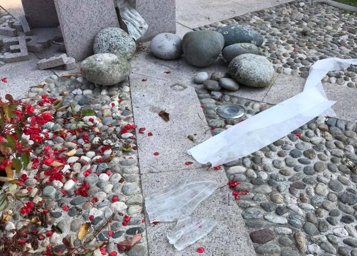 Ragazzi annoiati devastano il monumento