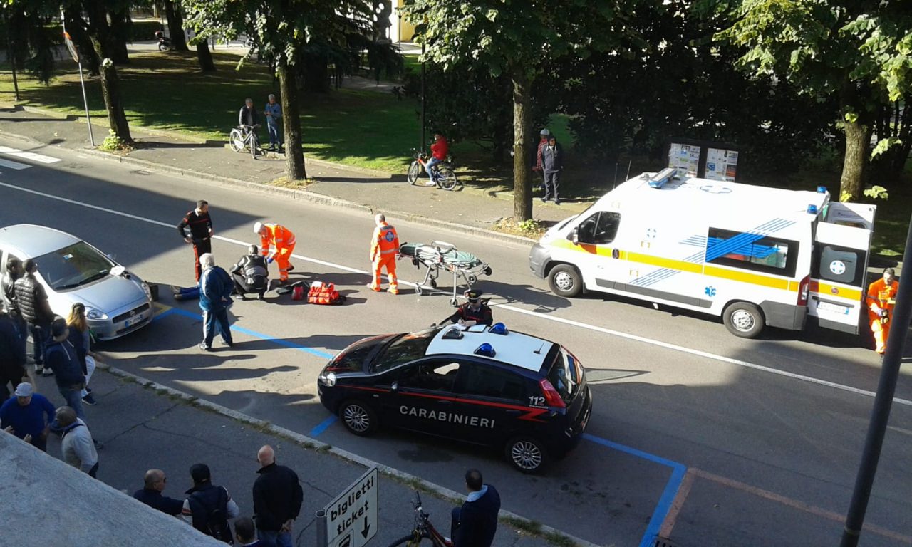 Ciclista contro la portiera, ferita una 63enne
