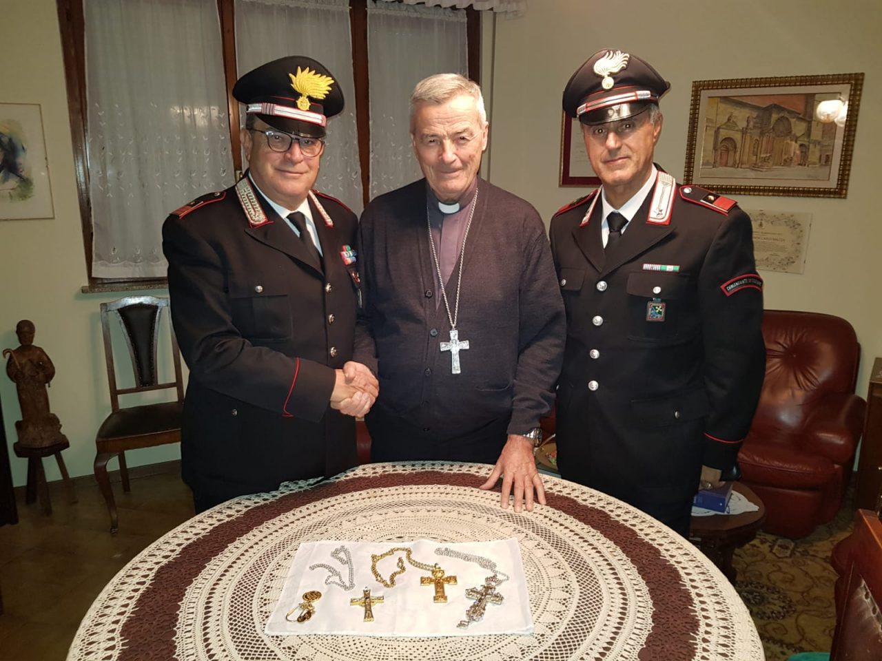 Croci rubate al vescovo: ritrovate davanti a una chiesa