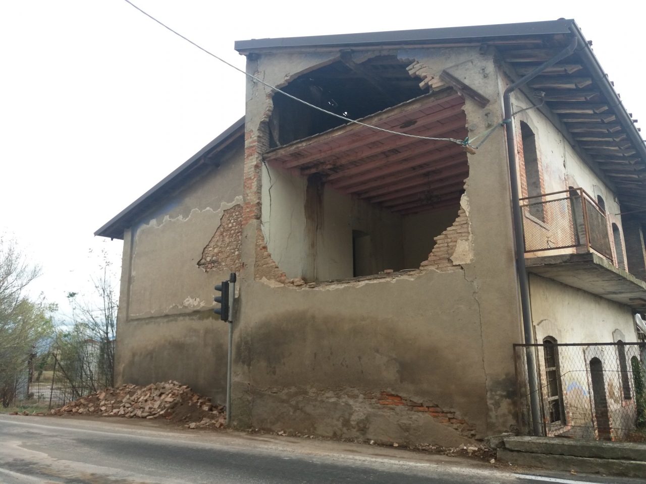 Rischio crollo della cascina Bergamina sulla strada provinciale