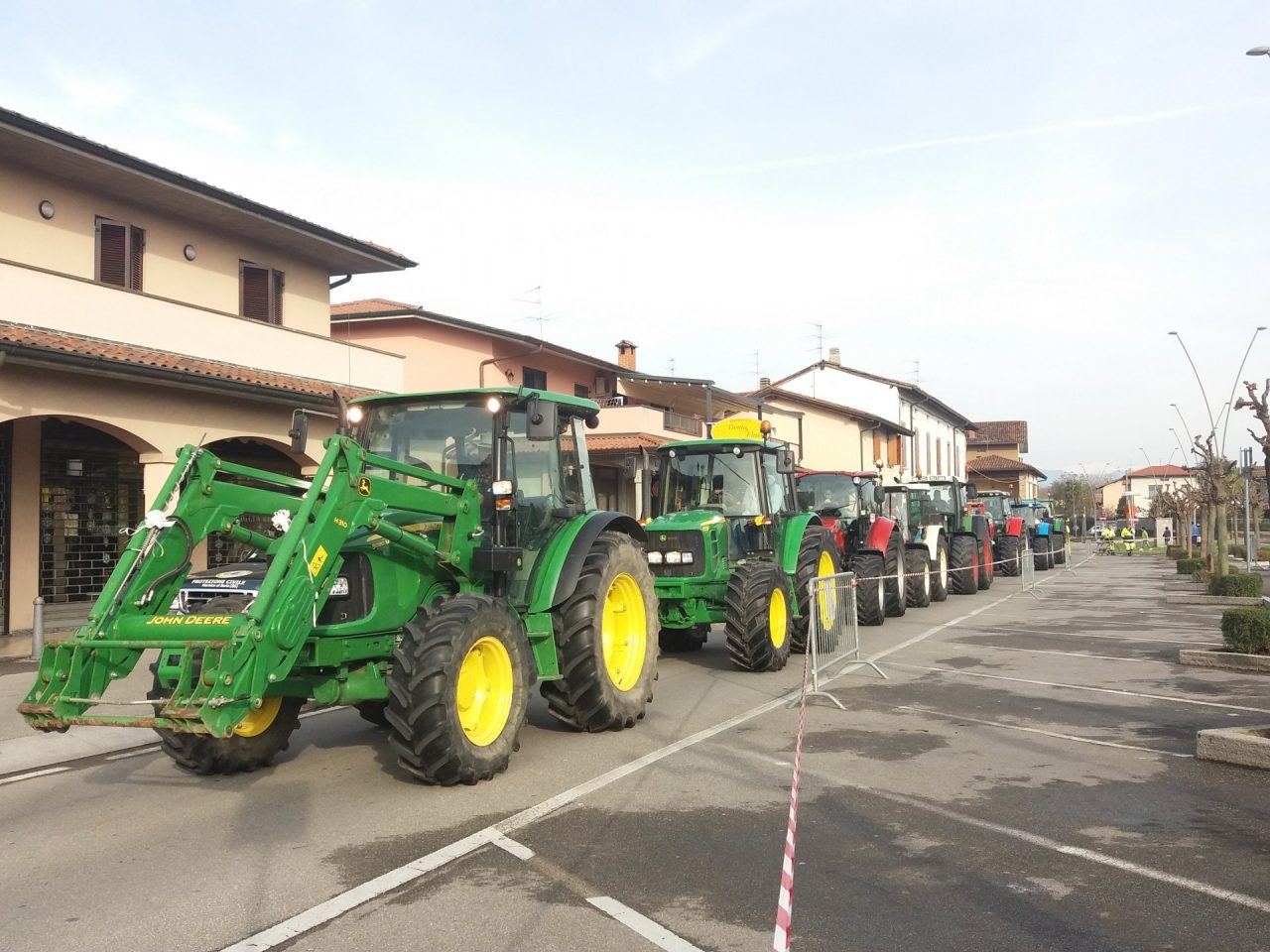 Festa del ringraziamento, il paese è invaso dai trattori FOTO VIDEO