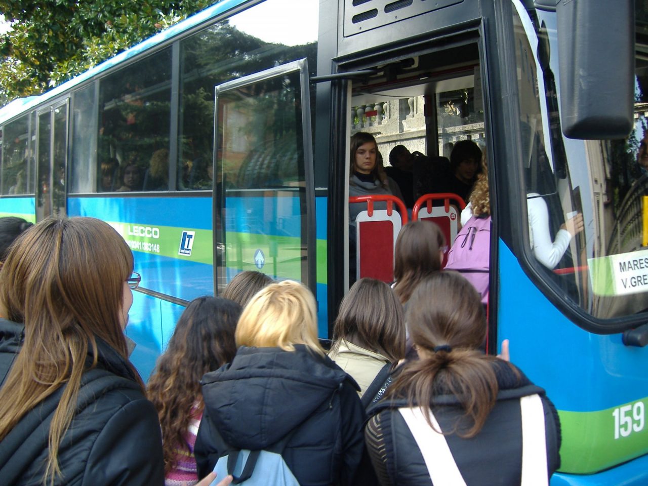 Panico su un autobus scolastico in stazione: rapina finisce in rissa con armi