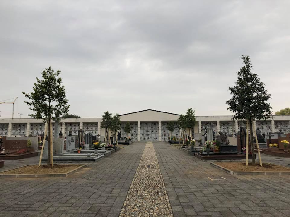Ma davvero rubano gli annaffiatoi al cimitero?