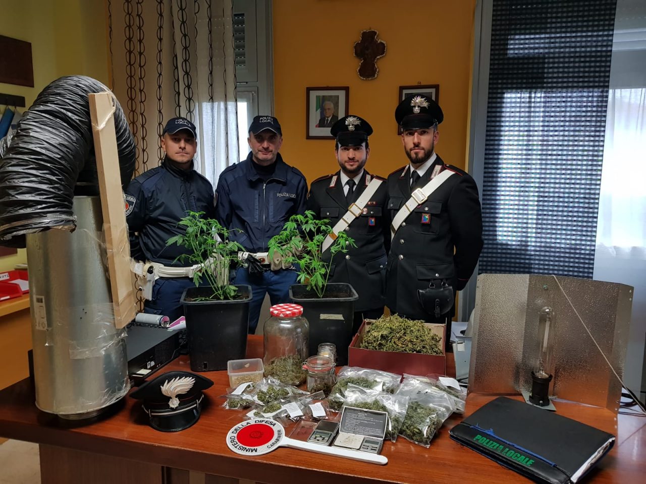 Blitz antidroga, padre di famiglia aveva in casa mezzo chilo di marijuana FOTO