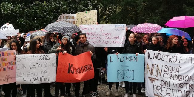 Corteo di solidarietà per la professoressa aggredita in classe