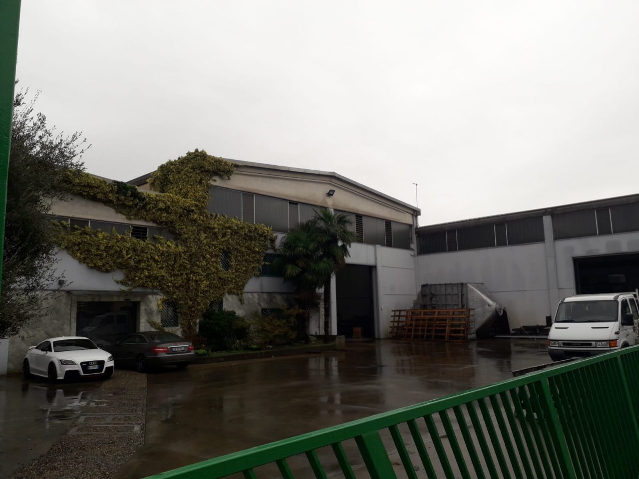 Si prendono a pugni in ditta e finiscono in ospedale