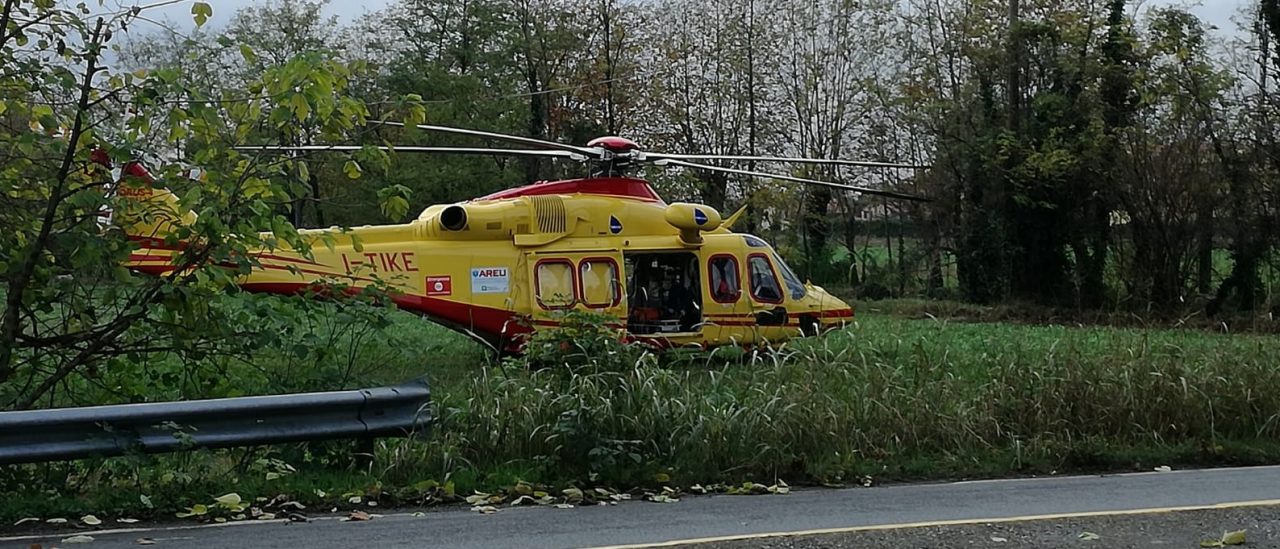 Anziano accusa malore in auto e finisce contro un albero