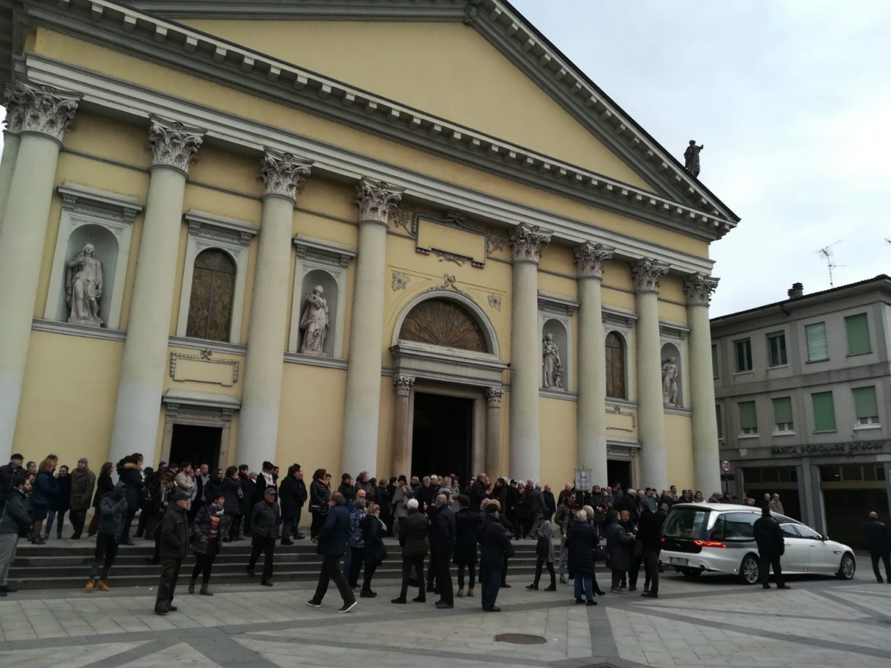 Pandino saluta antonio invernizzi