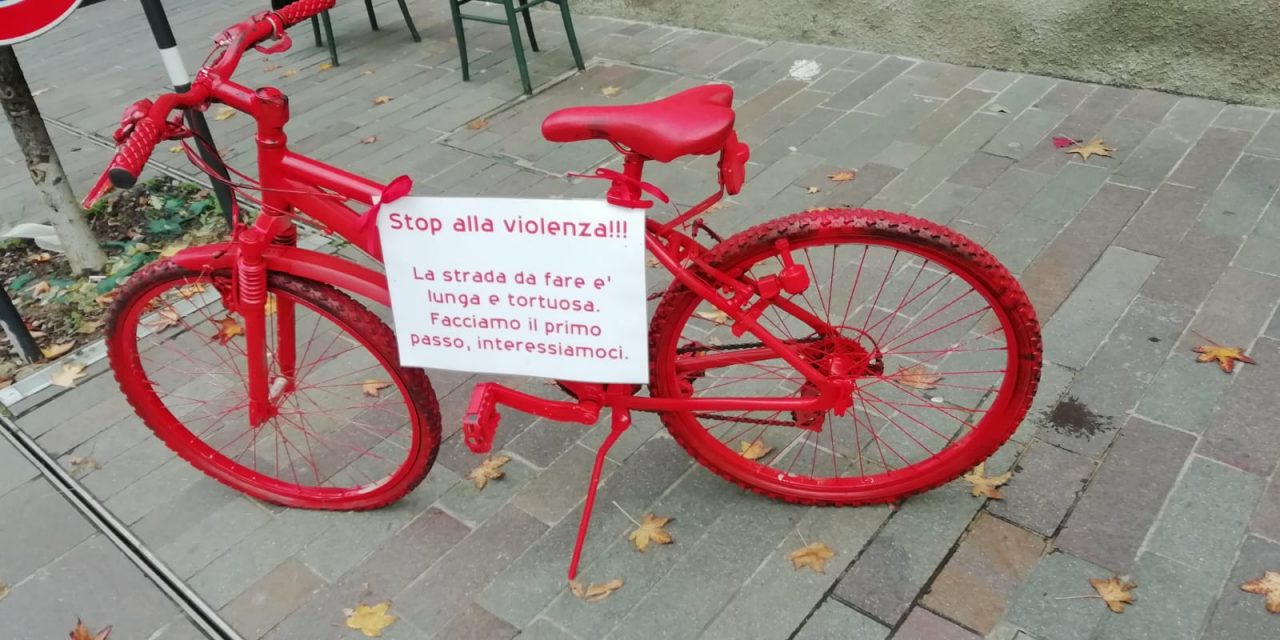 Una bicicletta rossa contro la violenza
