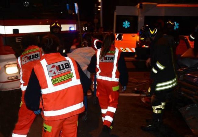 Schianto contro un trattore, muore a 21 anni