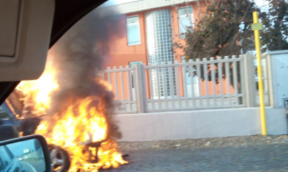 Auto in fiamme in via Basella, arrivano i pompieri