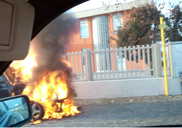 Auto in fiamme in via Basella, arrivano i pompieri