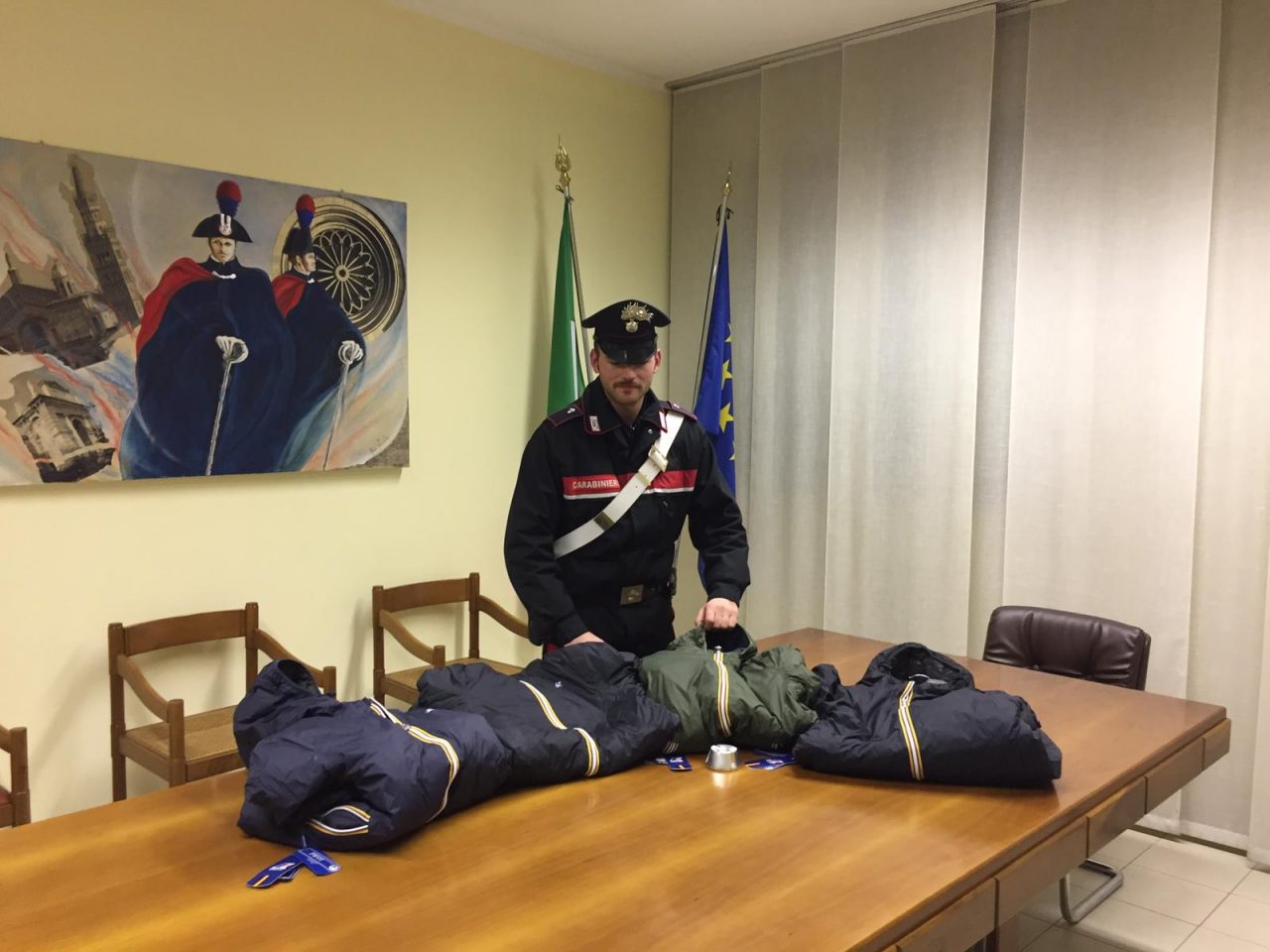 Duplice arresto per furto di abbigliamento al centro commerciale