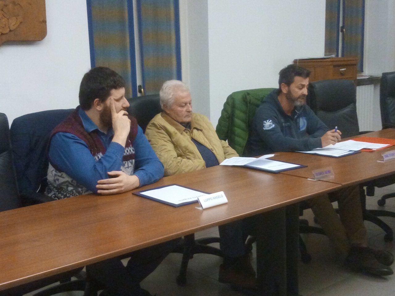 La denuncia della minoranza: beneficenza coi soldi dei cittadini