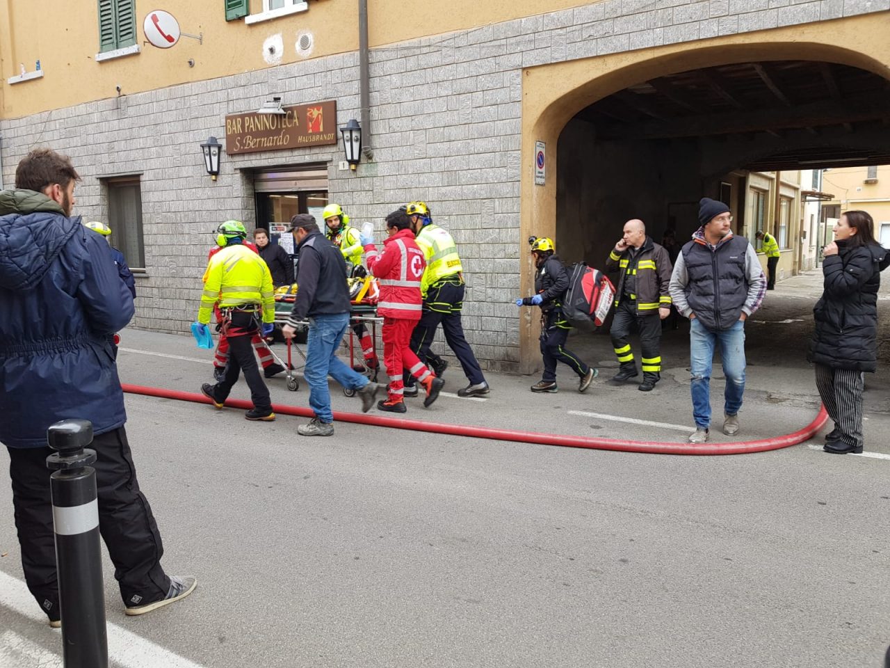 Incendio a Castel Rozzone, donna precipita dal secondo piano FOTO