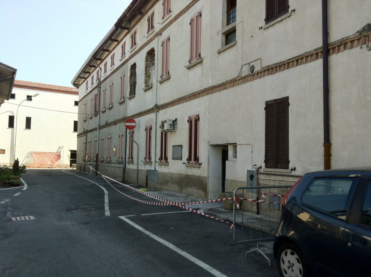 Tetto pericolante, interviene il Comune ma paga il privato