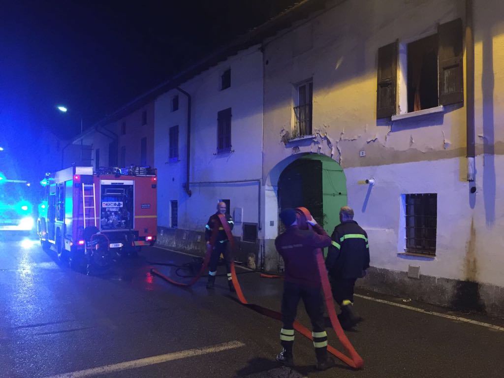Incendio a Brignano | Brucia una cucina, pompieri al lavoro  FOTO
