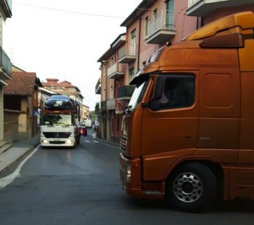 La guerra di tre Comuni contro i tir sulle Provinciali