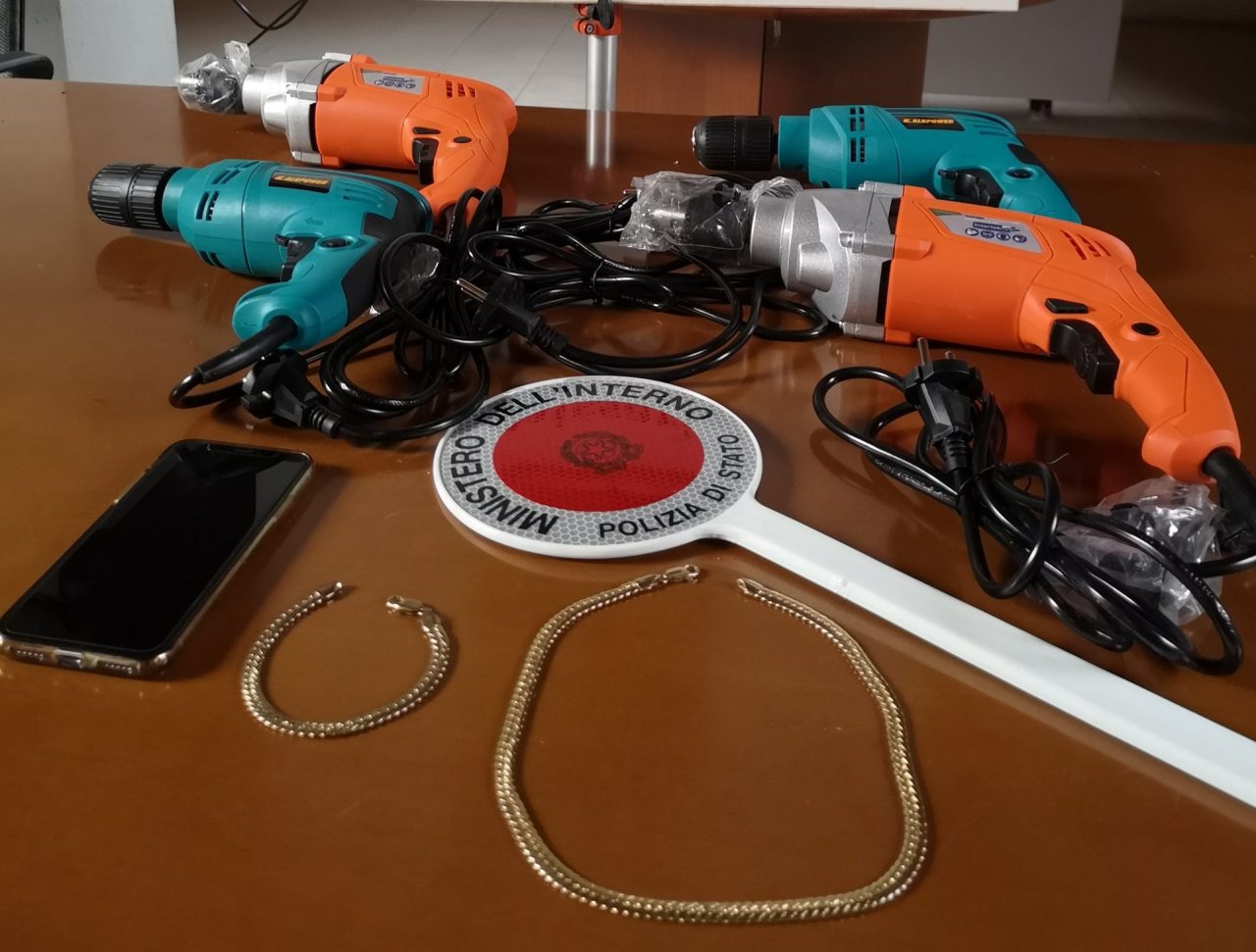 Furto di trapani e gioielli, fermato ed espulso un 40enne
