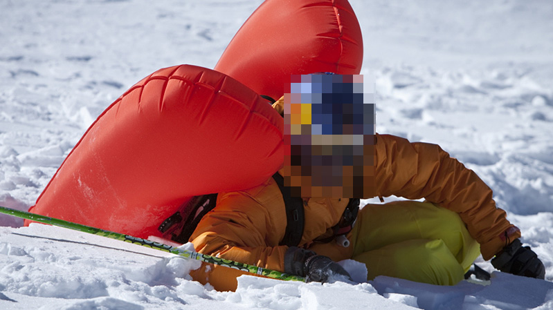 Snowboard fuori pista: salvato dalla valanga grazie allo zaino galleggiante