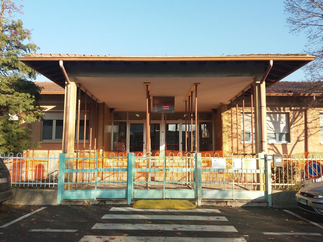 Cade intonaco all’entrata della scuola, vietato l’accesso principale