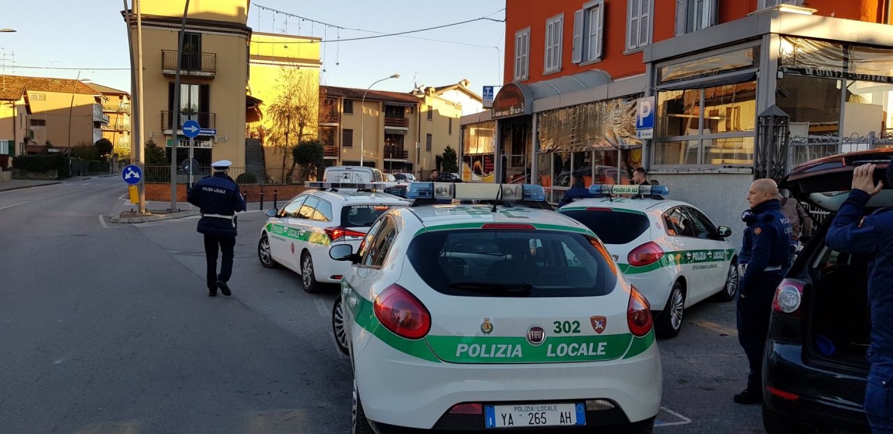 Triplo blitz della Polizia locale, controllati negozi, bar e stazione VIDEO