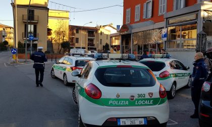 Triplo blitz della Polizia locale, controllati negozi, bar e stazione VIDEO
