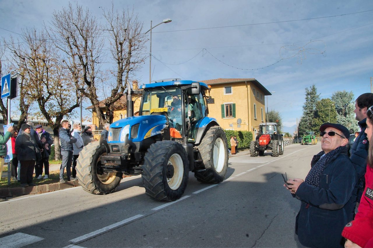 Basella “capitale” dell’agricoltura della Bassa: quasi 200 trattori nella frazione FOTO