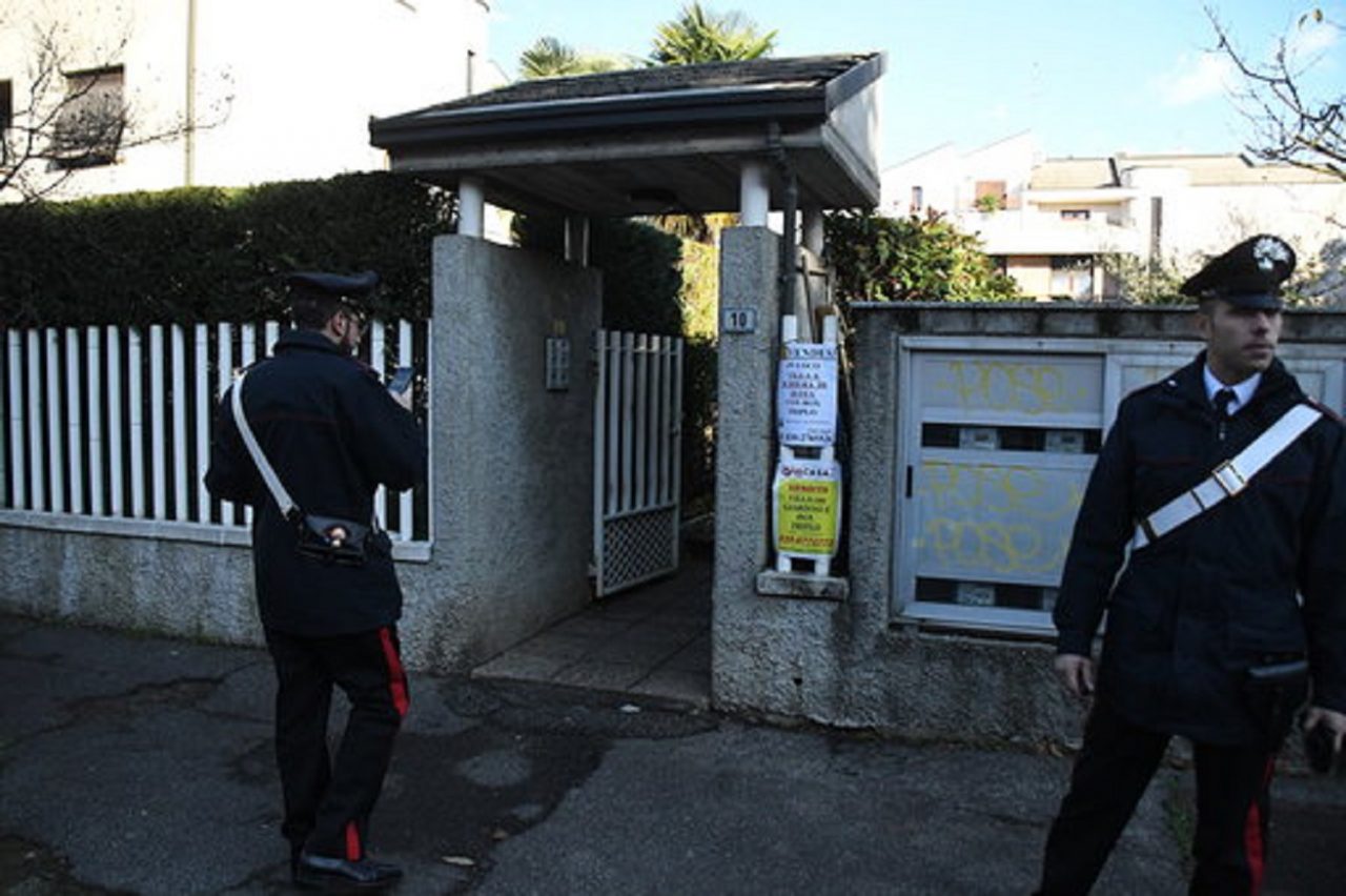 Uccide il figlio colpendolo con uno schiacciapatate, poi chiama i carabinieri