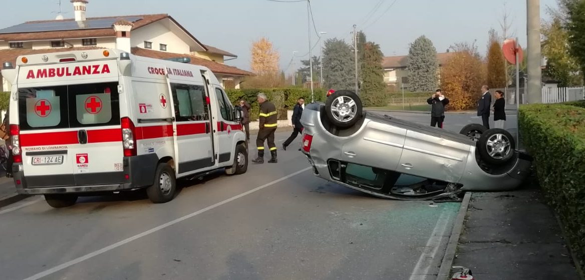 Incidente a Cologno, auto ribaltata