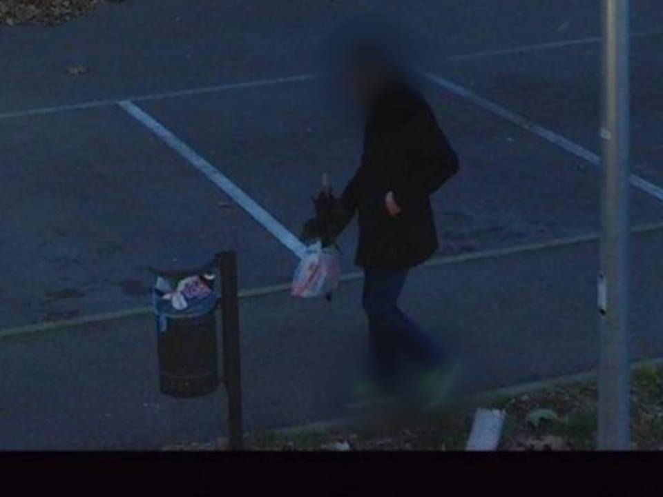 Abbandona i rifiuti nel cestino pubblico, beccato dalla fototrappola