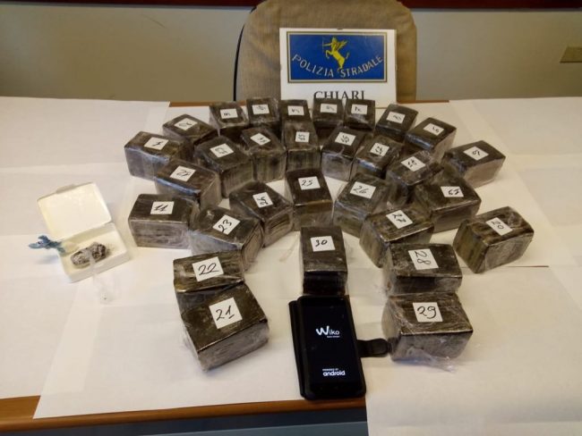 Pusher in scooter su Brebemi, preso con un carico di droga