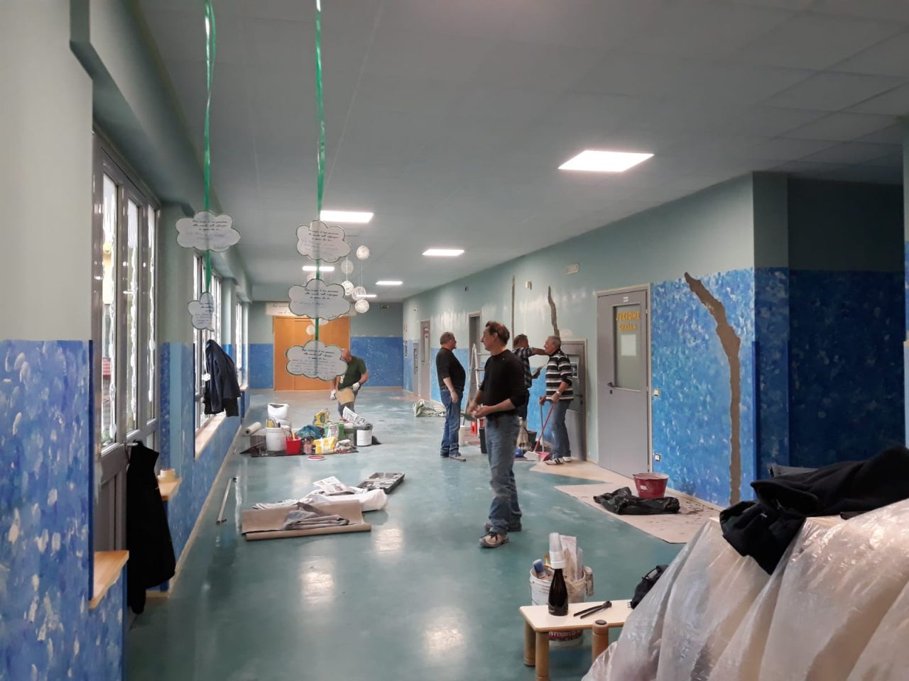 Volontari al lavoro durante le vacanze per ridipingere l’asilo FOTO