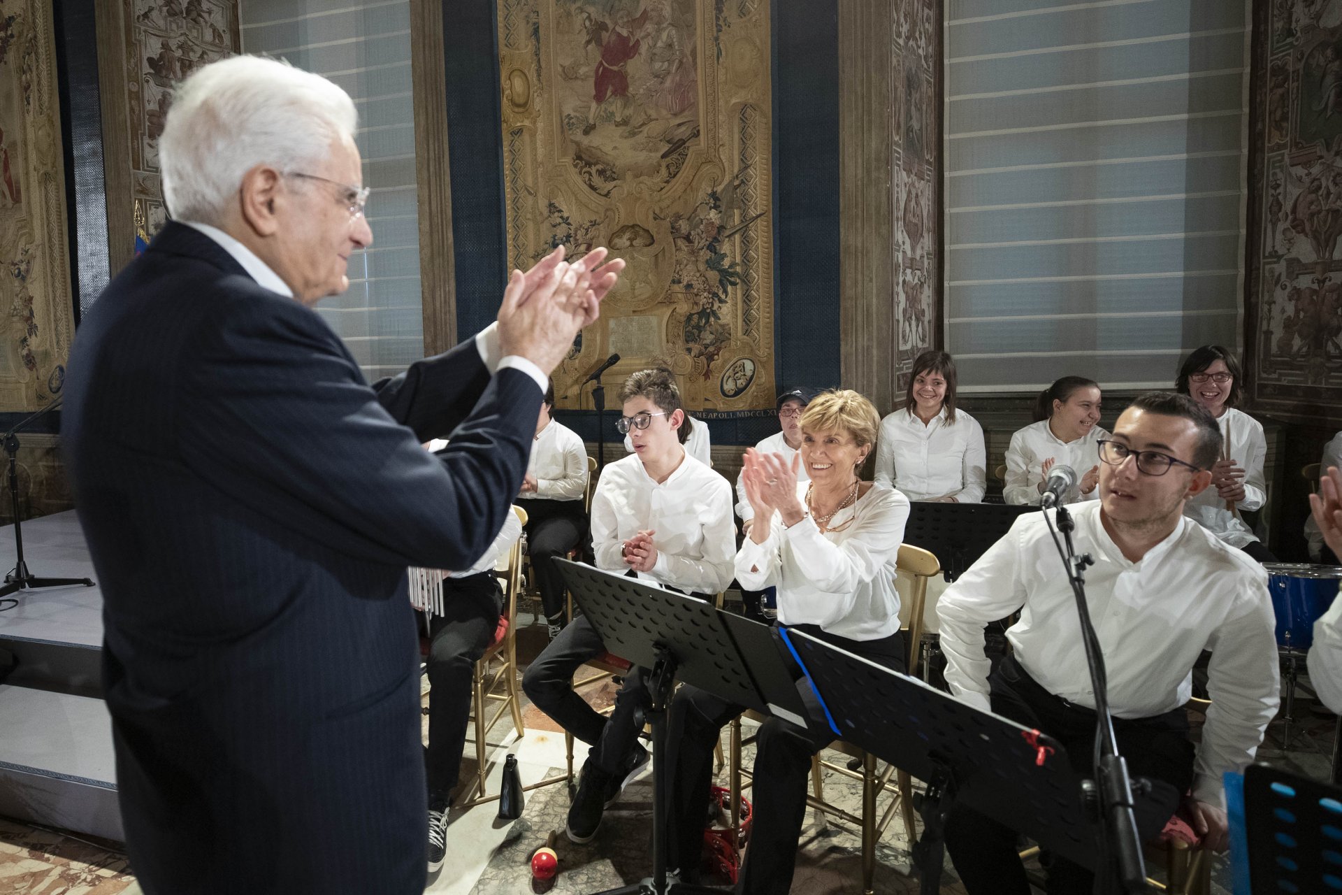 Il Presidente Mattarella con alcuni componenti dell'Orchestra Magica Musica