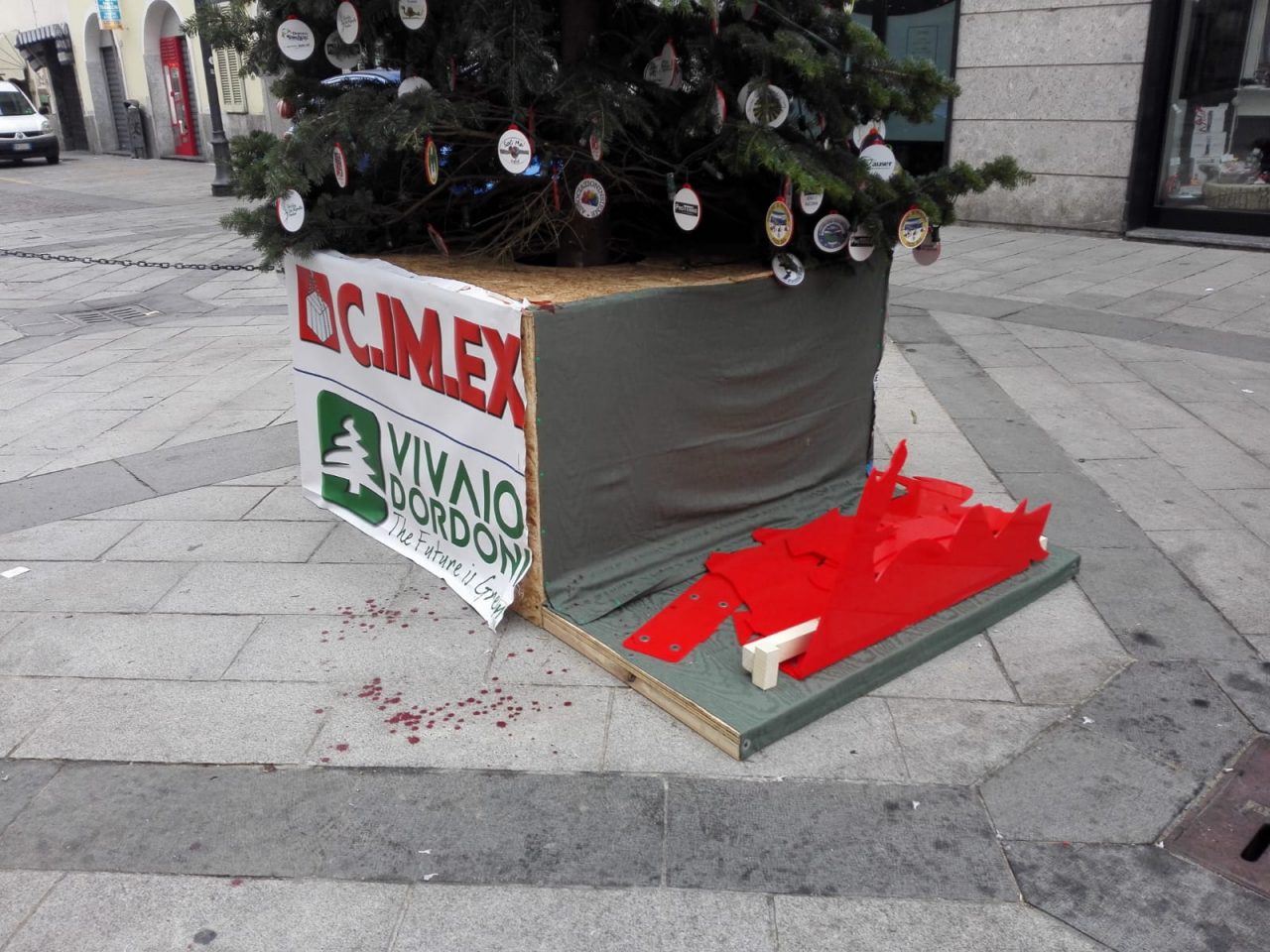 Presepe distrutto e macchie di sangue sul selciato a Pandino