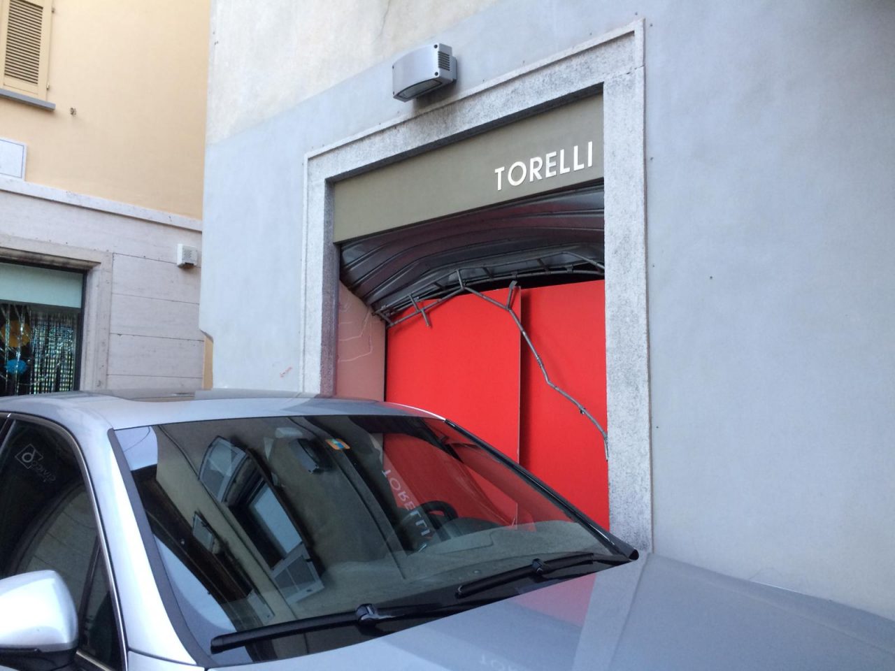 Sfondata la vetrina della gioielleria in centro
