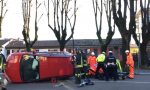 Auto ribaltata in via del Partigiano, ecco il momento del salvataggio VIDEO